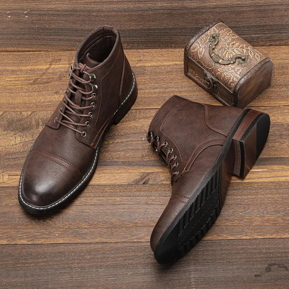 Bottes Derby classiques Dakota de Danoir Paris en cuir noir, semelle en caoutchouc, style élégant et intemporel.