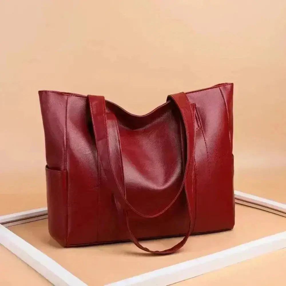 Sac à main minimaliste et élégant de Danoir Paris, en cuir noir, avec poignée fine et design épuré.