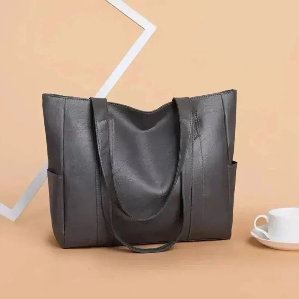 Sac à main minimaliste et élégant de la marque Danoir Paris, en cuir noir avec poignée fine et design épuré.