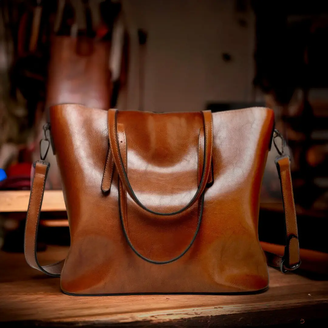 Sac à bandoulière vintage Danoir Paris Nicole en cuir marron, design intemporel et élégant, avec bandoulière ajustable.
