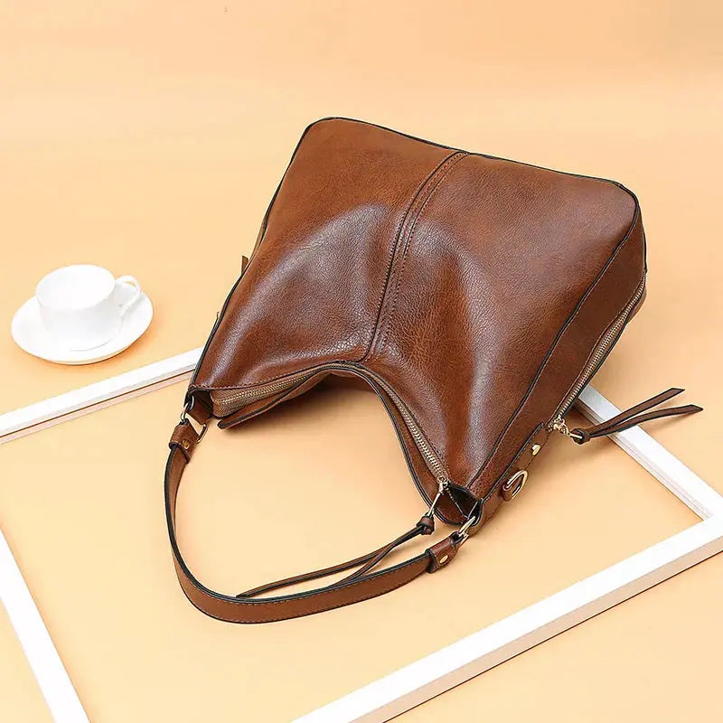 Sac élégant en cuir Romy de Danoir Paris, avec poignée en cuir et finition sophistiquée, vue de face.
