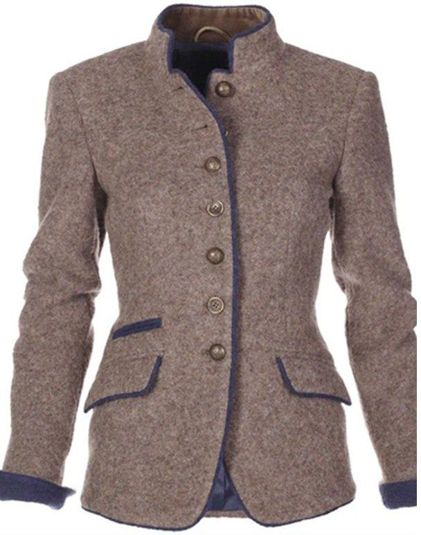 Blazer chic en laine Anna de Danoir Paris, coupe élégante, porté sur un fond neutre, détail du tissu laine sophistiqué.