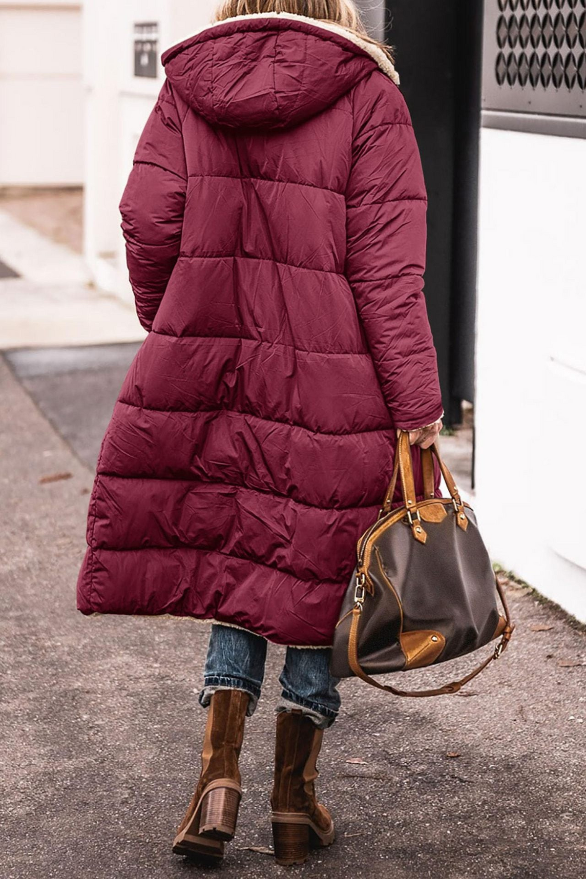 Manteau réversible élégant Danoir Paris Anny, marron, en tissu chaud, porté en style sophistiqué pour femmes.