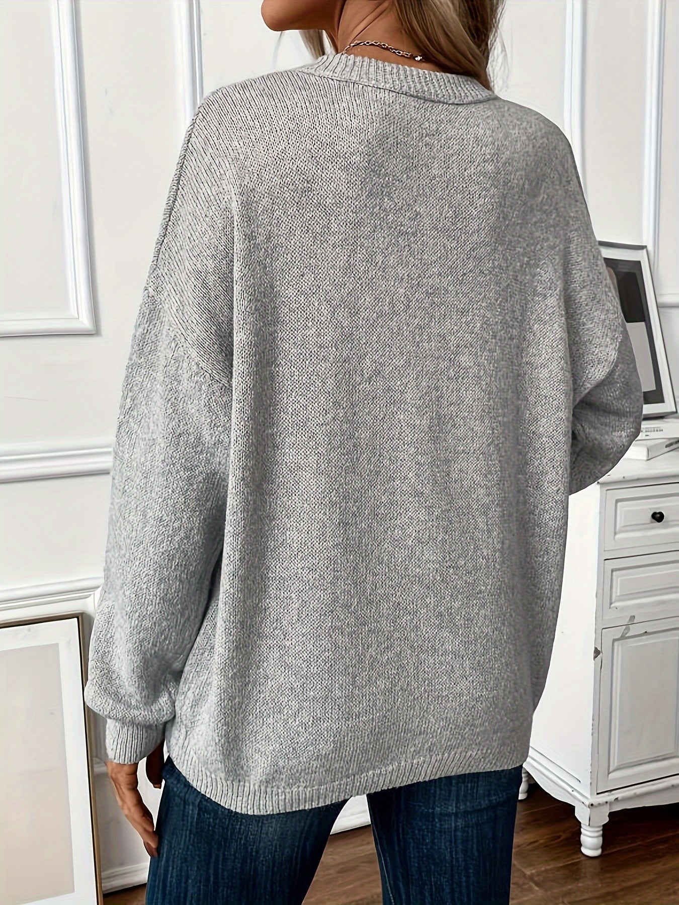 Pull décontracté élégant Azariah de Danoir Paris, en tissu confortablement ajusté, présenté sur un mannequin.