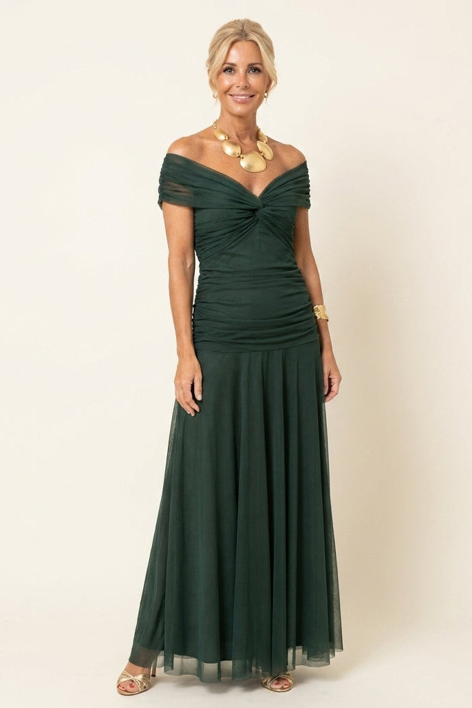 Femme portant la robe longue drapée en tulle Carlota™ de Danoir Paris lors d'une pose élégante.