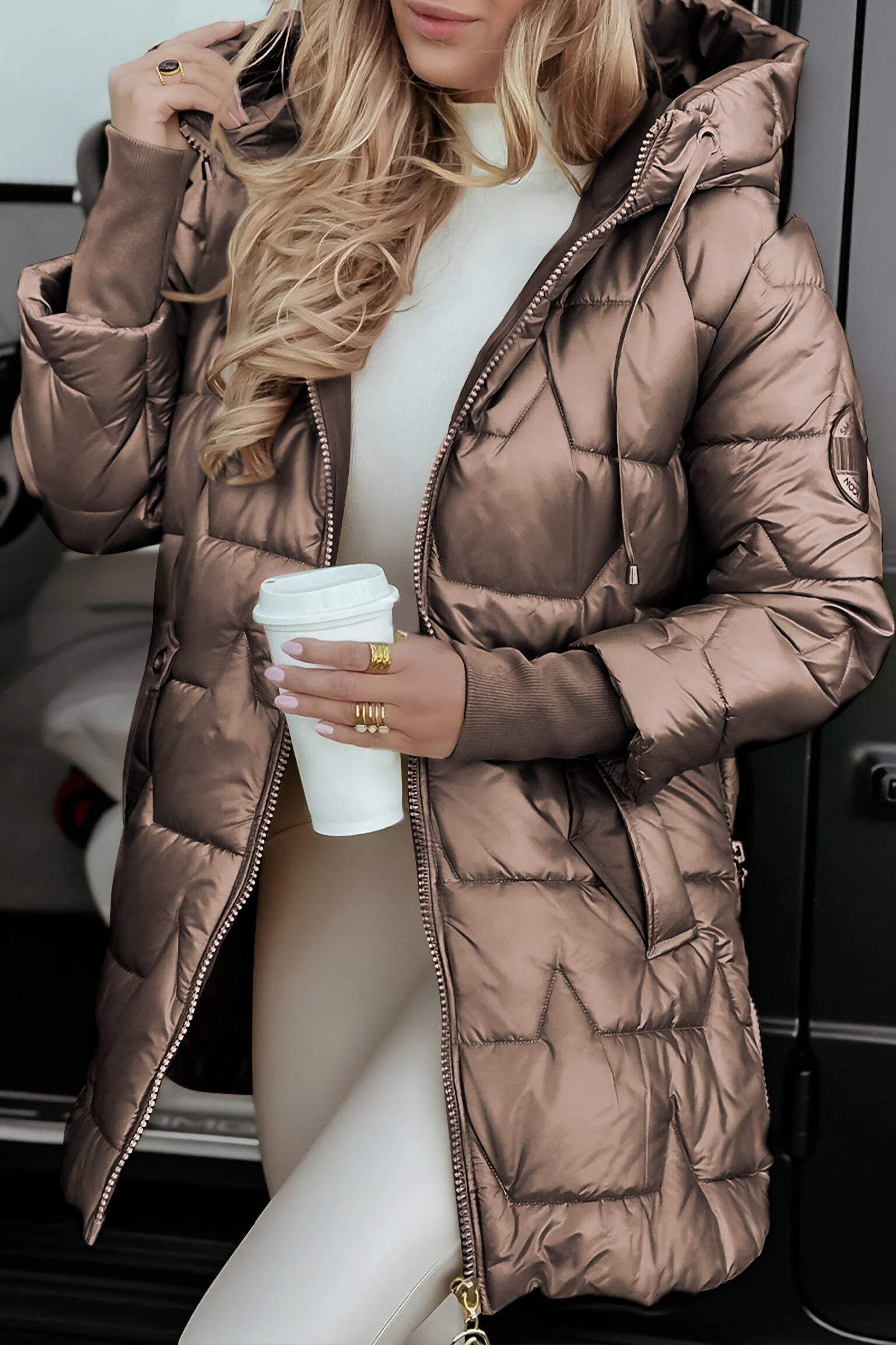 Manteau femme à capuche Danoir Paris, doux et chaud, en tissu épais, porté par une femme dans un style décontracté.