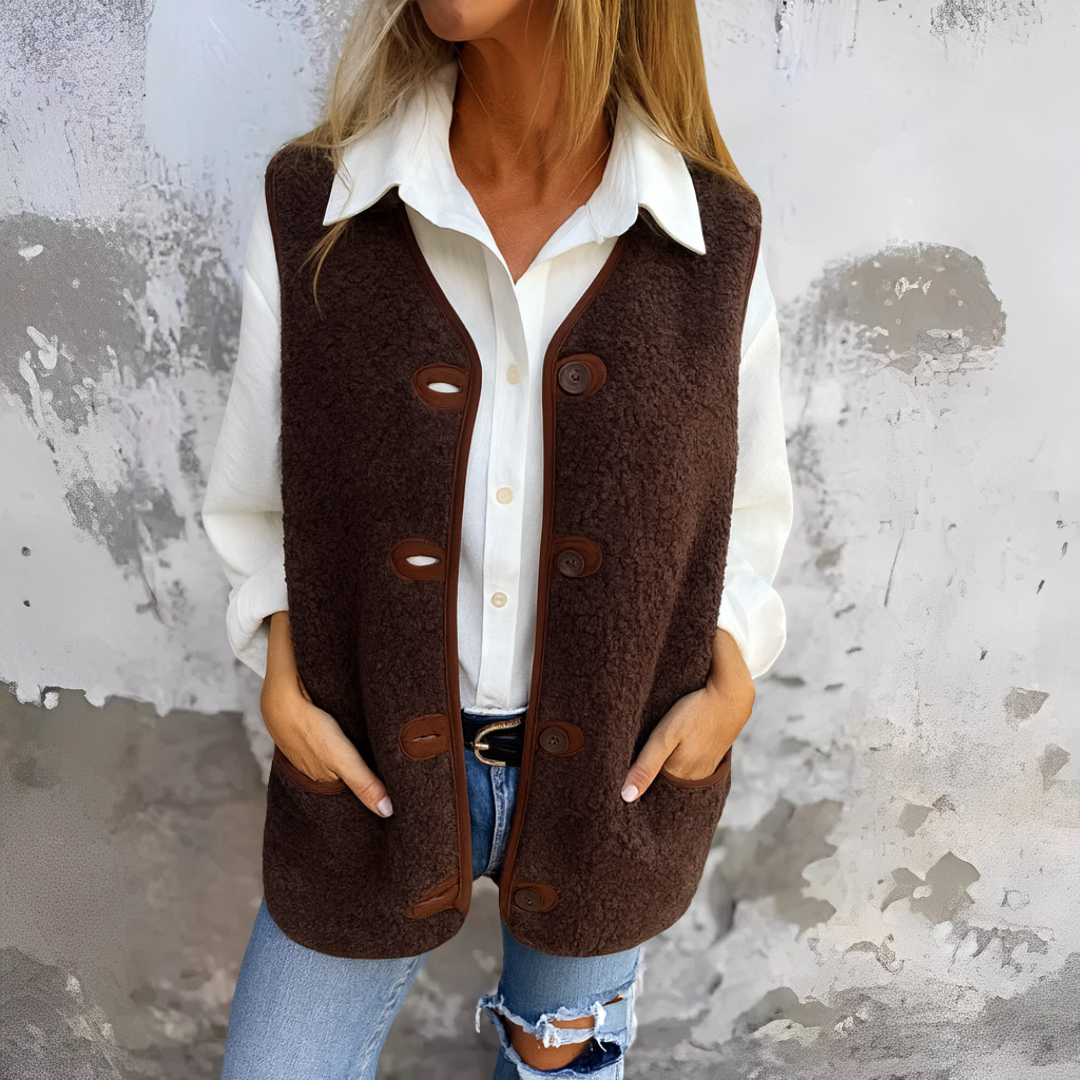 Gilet doux d'automne Ebba de Danoir Paris en tricot moelleux, couleur neutre, porté sur un mannequin.