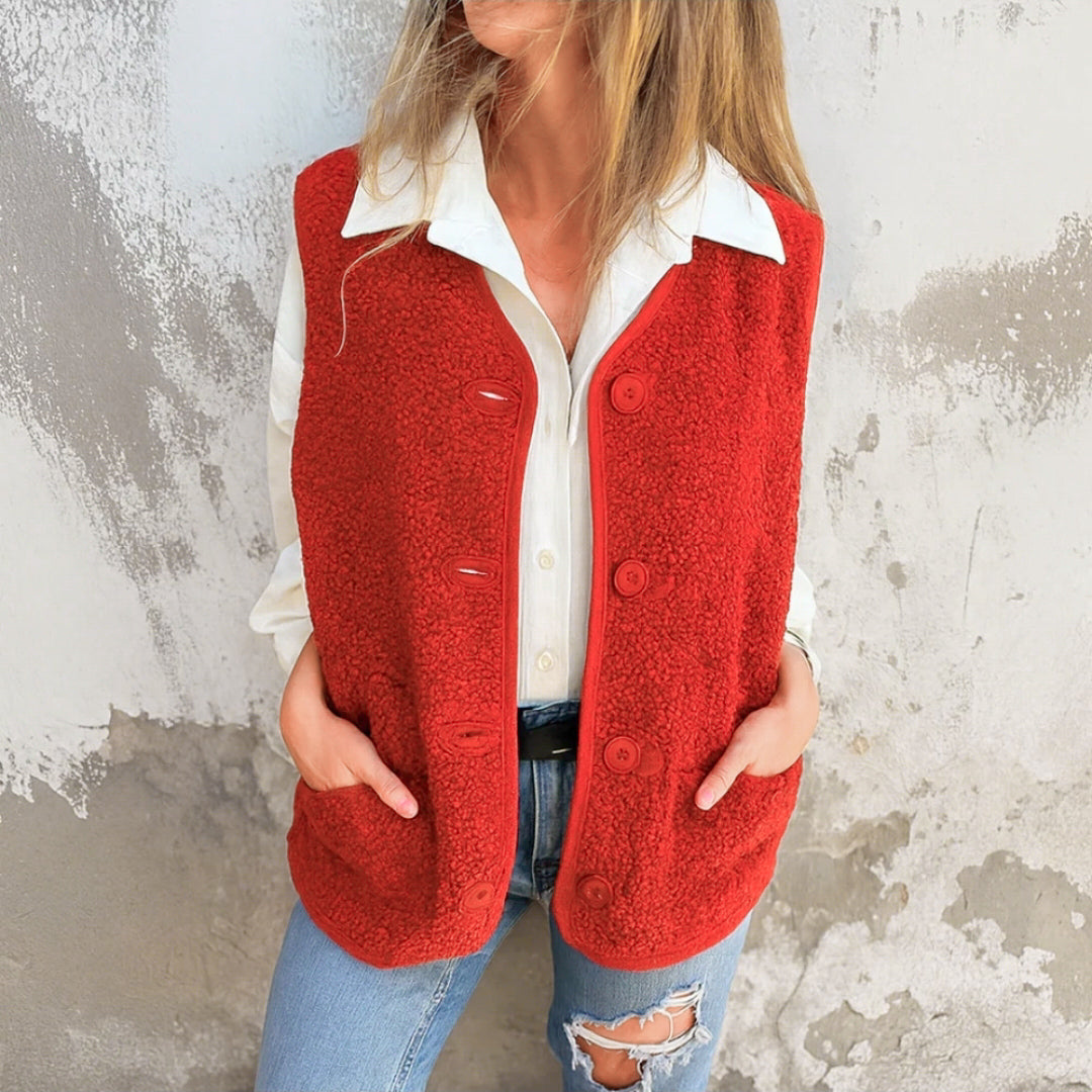 Gilet doux d'automne Ebba de Danoir Paris en laine confortable, couleur beige, porté sur un mannequin.