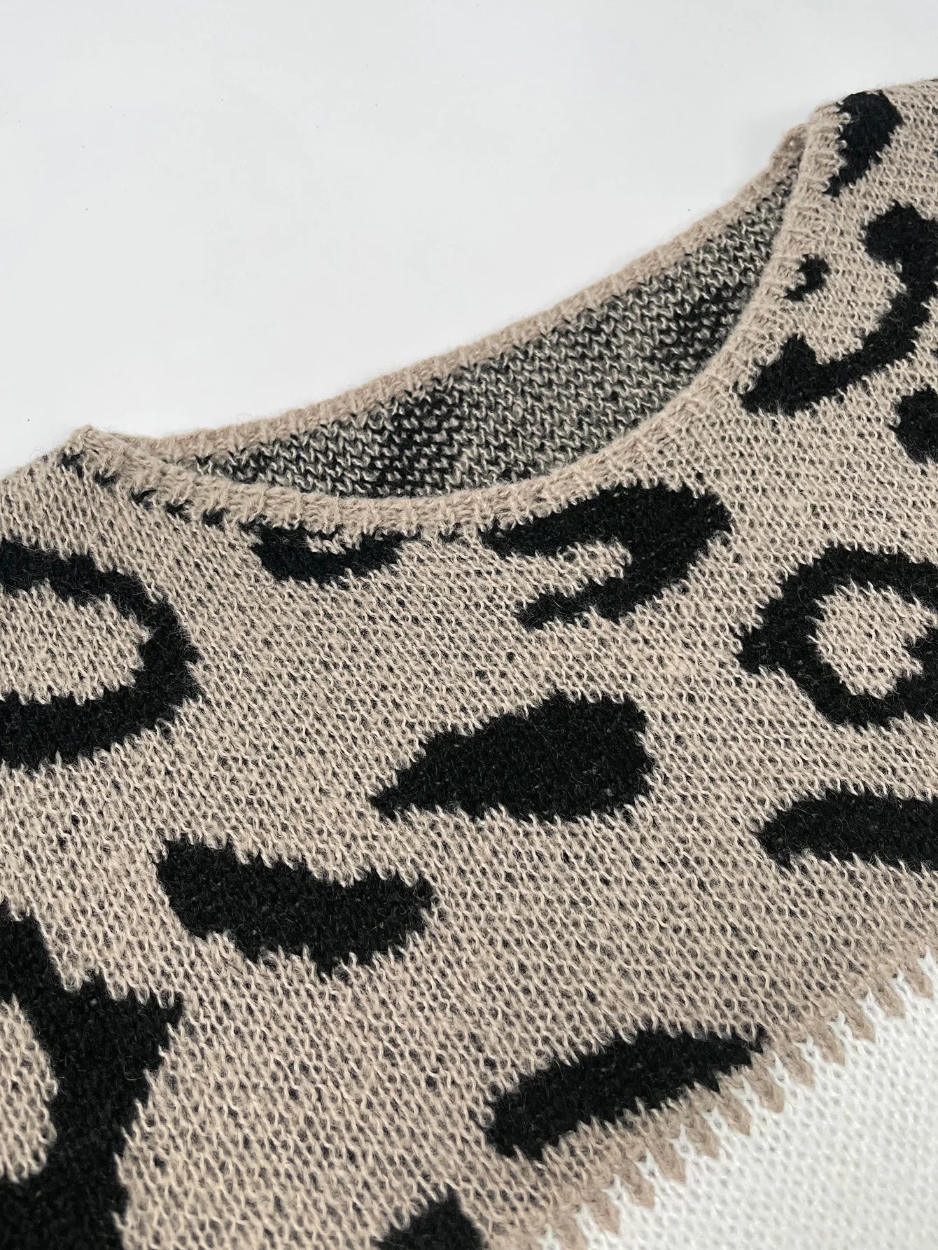 Pull léopard audacieux Lela de Danoir Paris, en tissu doux avec motif léopard, porté en style décontracté.