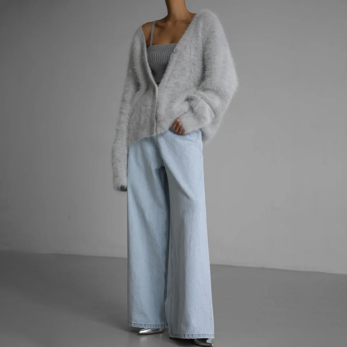 Cardigan en cachemire marron Luna de Danoir Paris, élégant et doux, porté sur un mannequin.