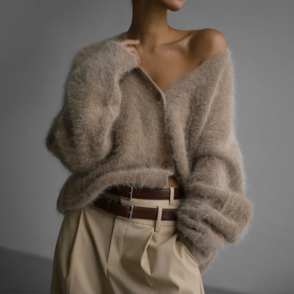Cardigan en cachemire Luna de Danoir Paris, élégant et marron, porté sur un mannequin avec col en V.