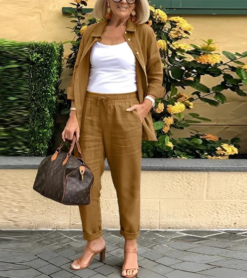 Ensemble Martina Danoir Paris en lin et coton, chemise et pantalons, porté sur mannequin, vêtements élégants et légers.