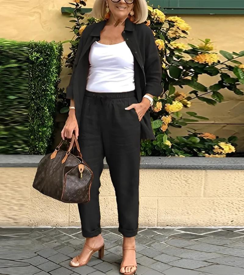 Ensemble Martina Danoir Paris en lin et coton, chemise et pantalon élégants et confortables, porté sur un fond neutre.