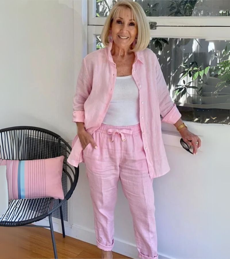Ensemble chemise et pantalons en lin et coton Martina de Danoir Paris, tissu léger et élégant, couleur neutre.