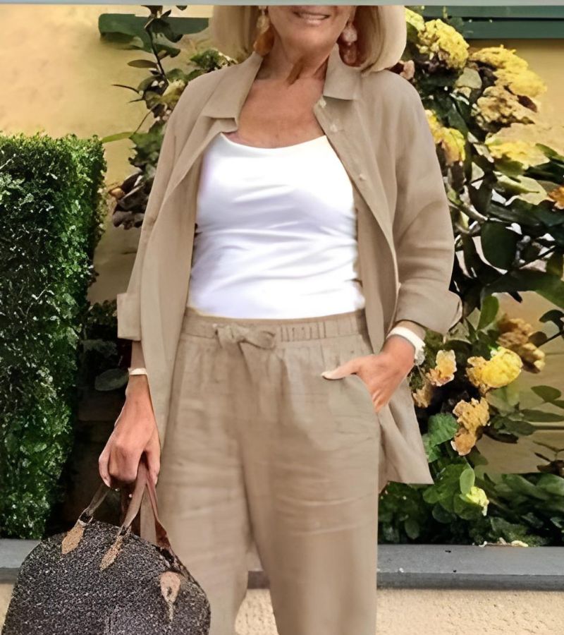Ensemble Martina Danoir Paris en lin et coton, chemise blanche et pantalons assortis, porté sur mannequin.