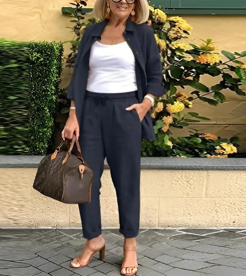 Ensemble Martina Danoir Paris en lin et coton, chemise blanche et pantalon ample, porté sur fond neutre.
