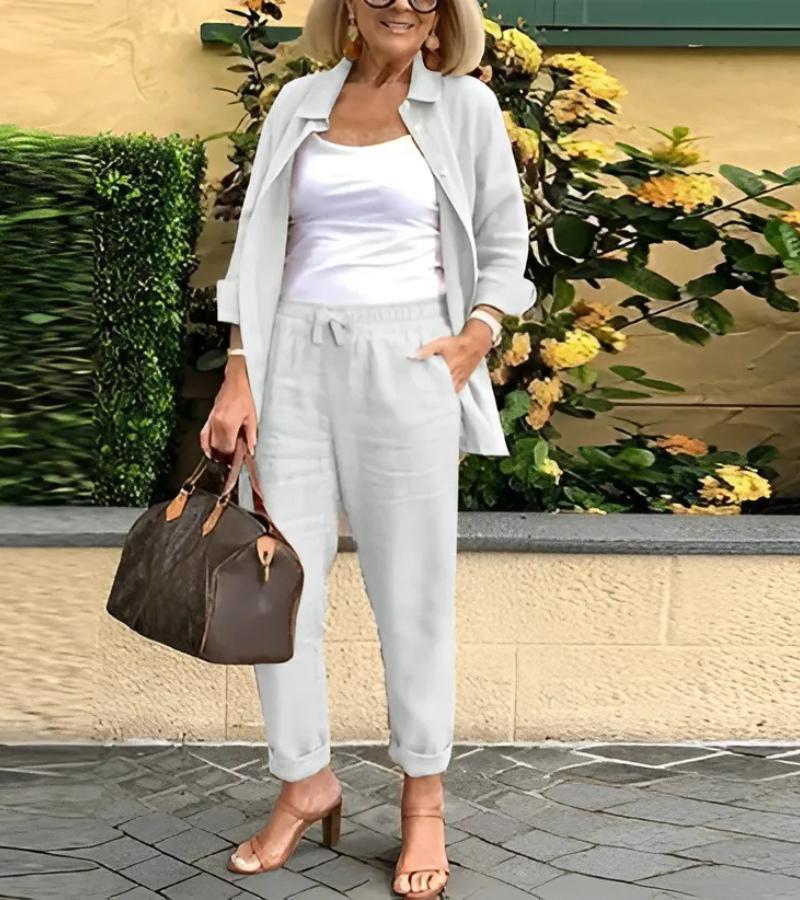 Ensemble Martina Danoir Paris avec chemise et pantalons en lin et coton, porté sur mannequin, couleurs naturelles, détails visibles.
