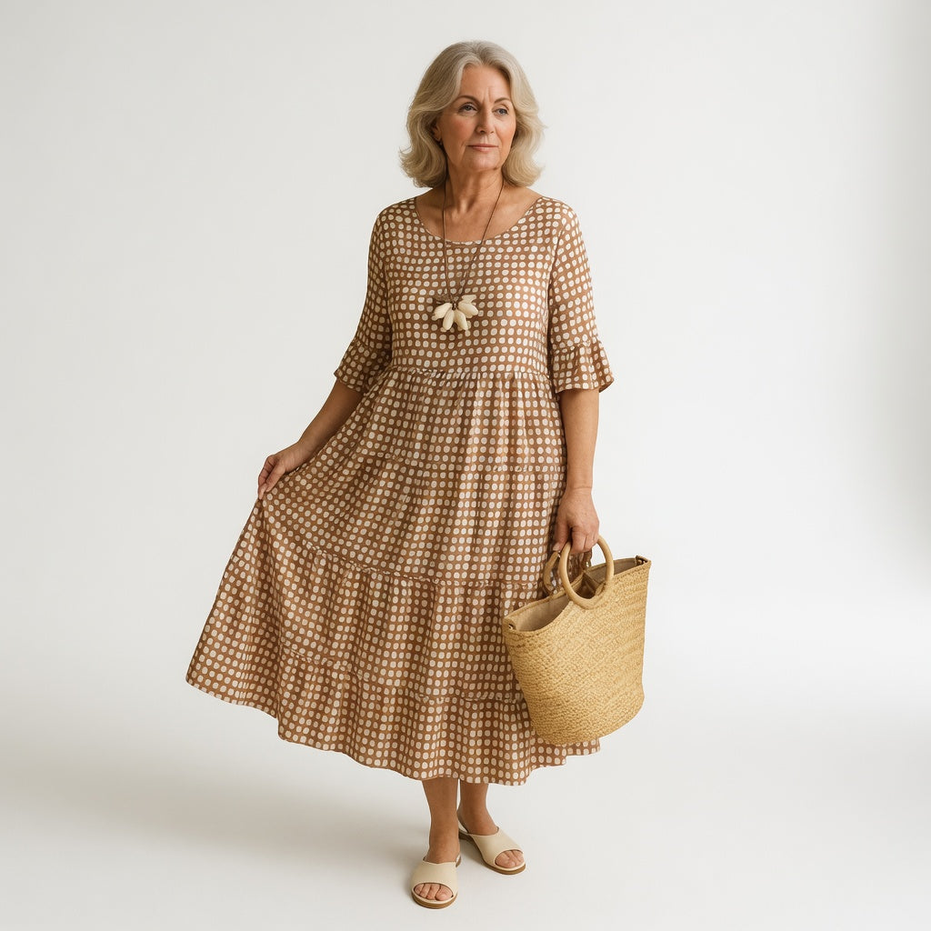 Robe midi fluide Noémie™ de Danoir Paris, élégante et naturelle, portée avec des détails en tissu léger et finition raffinée.