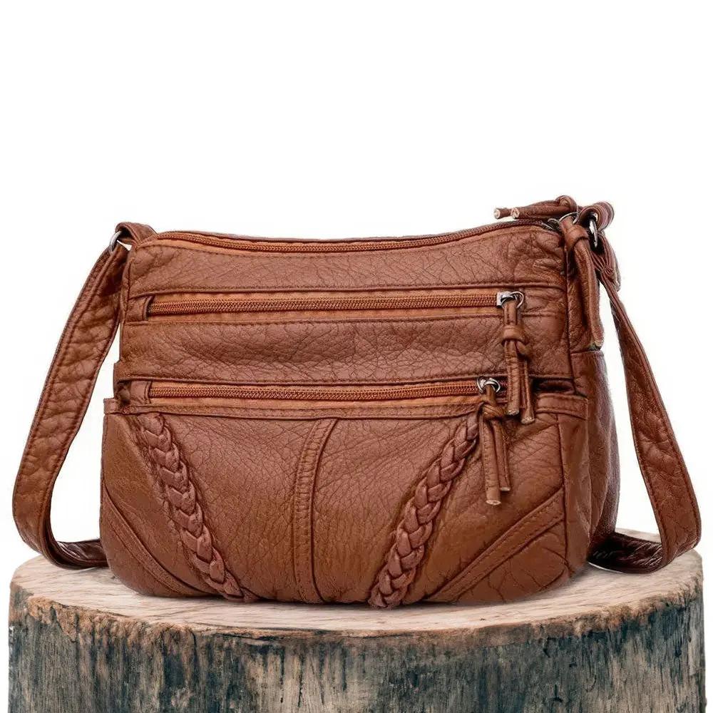 Sac d'élégance marron Talia de Danoir Paris avec bandoulière et détails en cuir, finition sophistiquée.