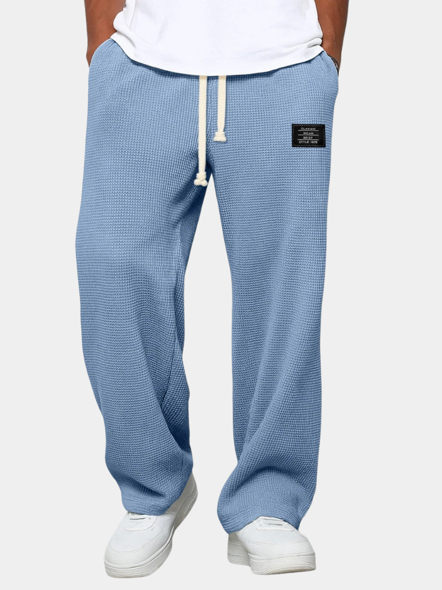 Pantalons pour hommes Leblanc™ de Danoir Paris, coupe confortable, en tissu gris avec poches avant, vue de face.