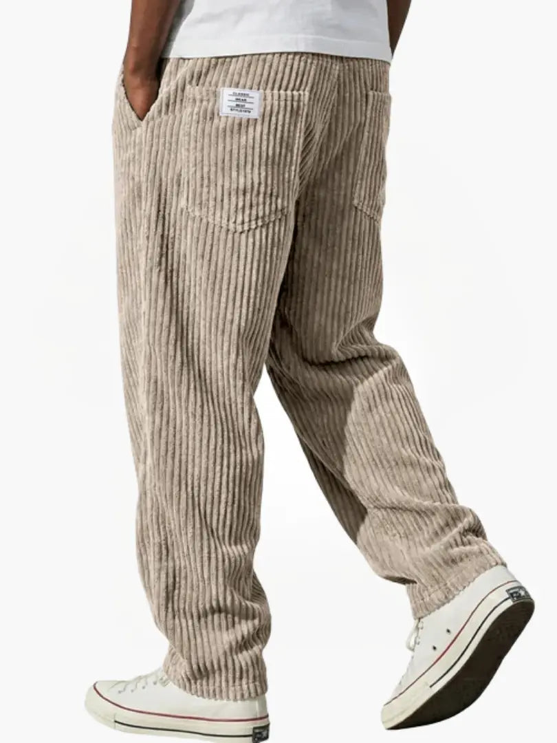 Pantalon en velours côtelé pour hommes Leblanc™ de Danoir Paris, coupe classique, couleur marron, détail des poches et de la ceinture.