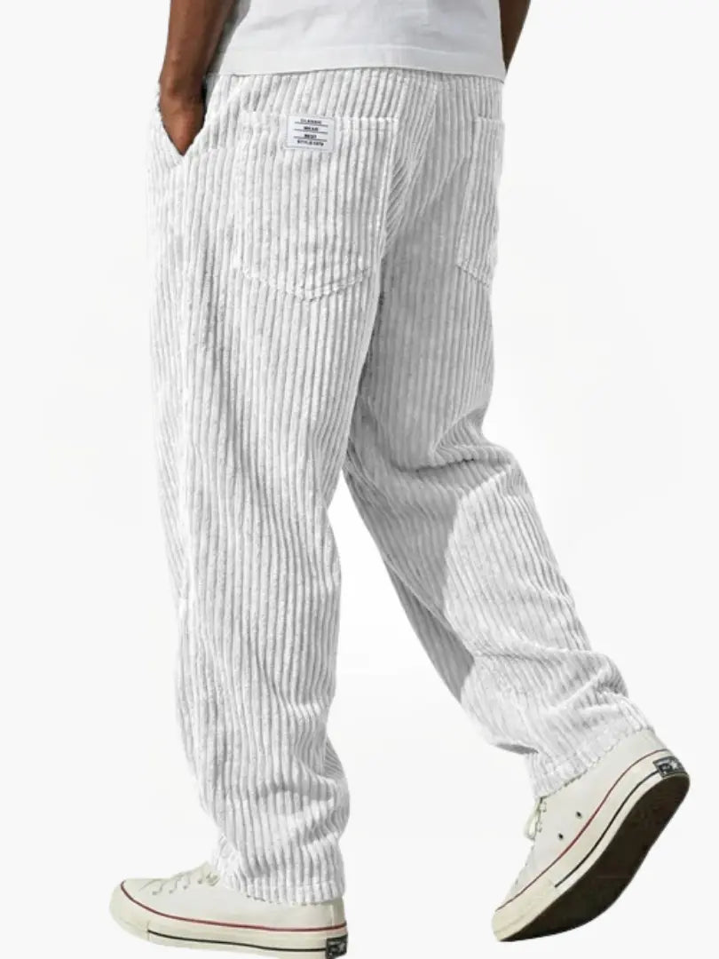 Pantalon en velours côtelé pour hommes de la marque Danoir Paris, coupe classique, couleur marron foncé, détail des poches.