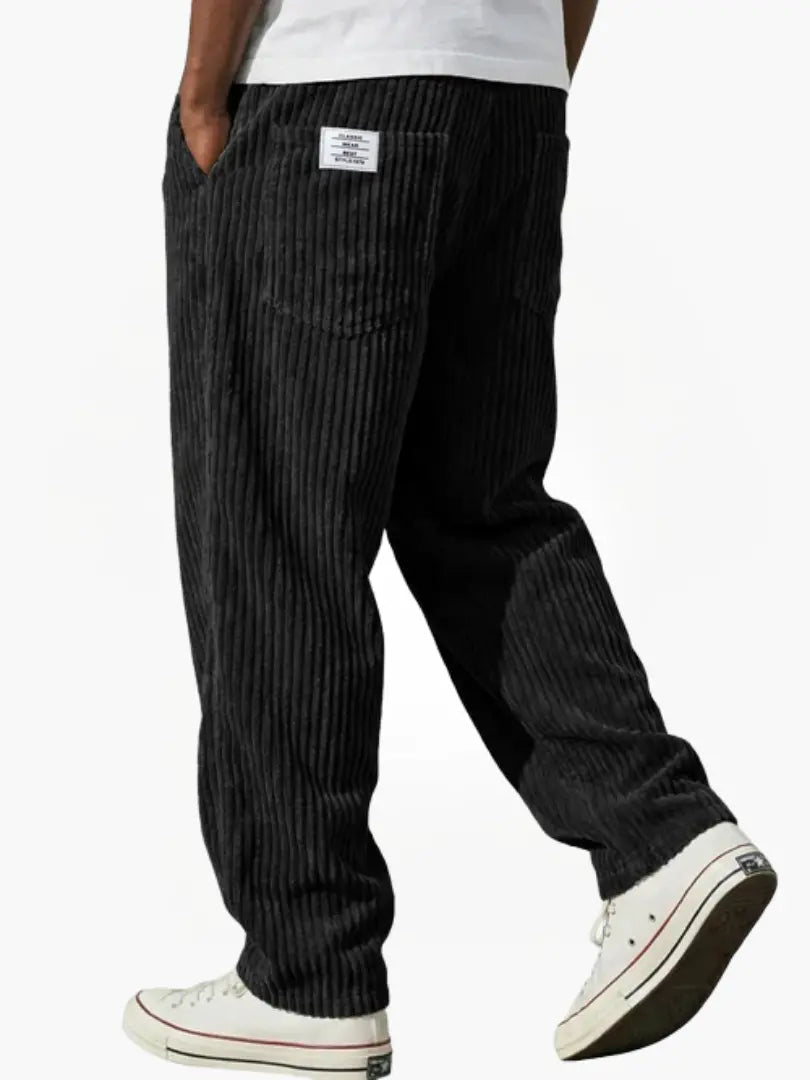 Pantalon en velours côtelé pour hommes Leblanc™ de Danoir Paris, coupe 7/8, dans une teinte marron foncé.