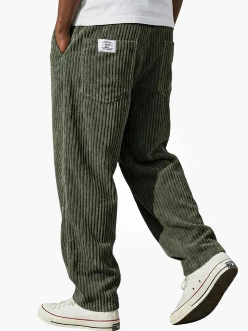 Pantalon en velours côtelé pour hommes Leblanc™ de Danoir Paris, coupe classique et texture douce, couleur marron.
