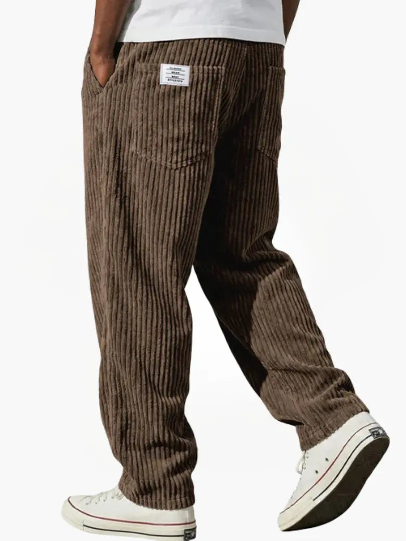 Pantalon en velours côtelé pour hommes Leblanc™ de Danoir Paris, coupe classique et texture douce visible sur l'image.