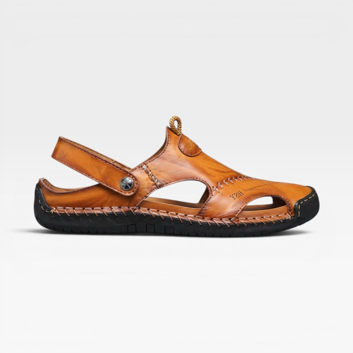 Sandales de pêcheur en cuir pour hommes de Danoir Paris, style classique à bout fermé avec boucle réglable, couleur marron clair.
