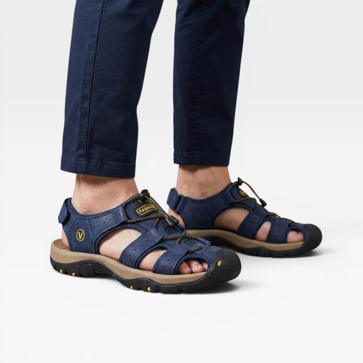 Sandales de randonnée pour hommes Danoir Paris en cuir marron foncé à bout fermé, sandales outdoor réglables, mode marche.