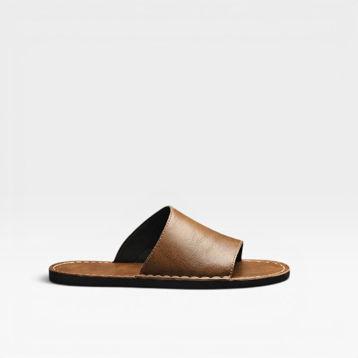 Sandales à enfiler pour hommes en daim de vache, confort quotidien, cousu main, marque Danoir Paris, couleur marron.