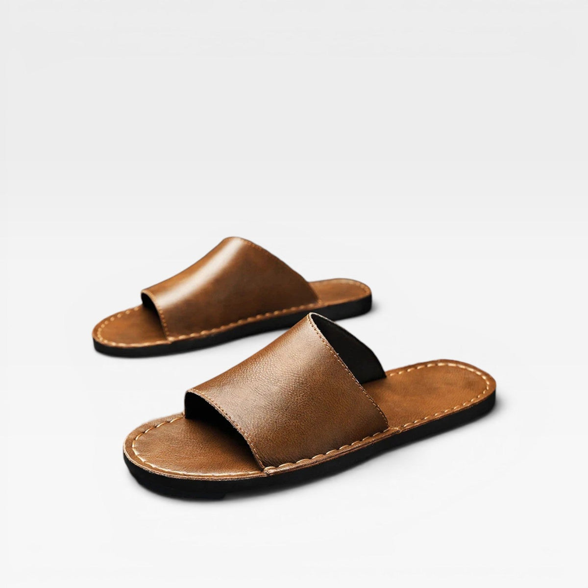 Sandales à enfiler pour hommes en daim de vache de la marque Danoir Paris, confort quotidien, cousu main, couleur marron.