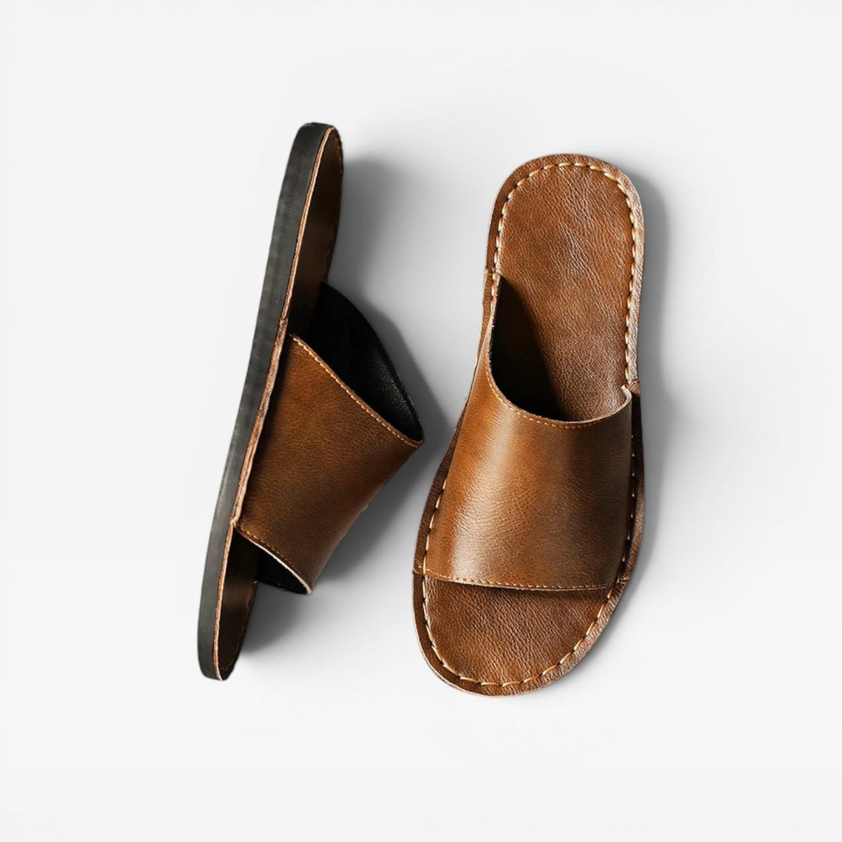 Sandales à enfiler en daim de vache pour hommes, confort quotidien, cousu main, de la marque Danoir Paris, couleur marron.
