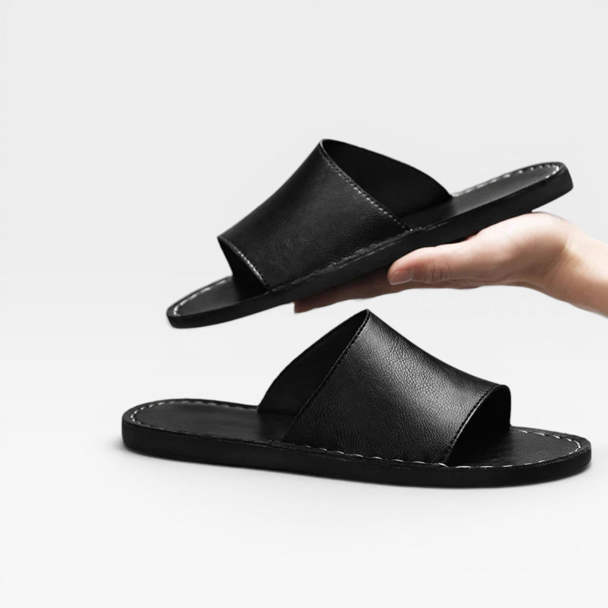 Sandales à enfiler en daim de vache pour hommes de Danoir Paris, confort quotidien, cousu main, marron, mode décontractée.