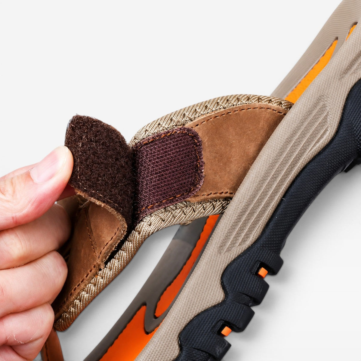 Sandales à entre-doigts en cuir de vachette pour hommes Danoir Paris, confortables et rembourrées, couleur marron, vue de face
