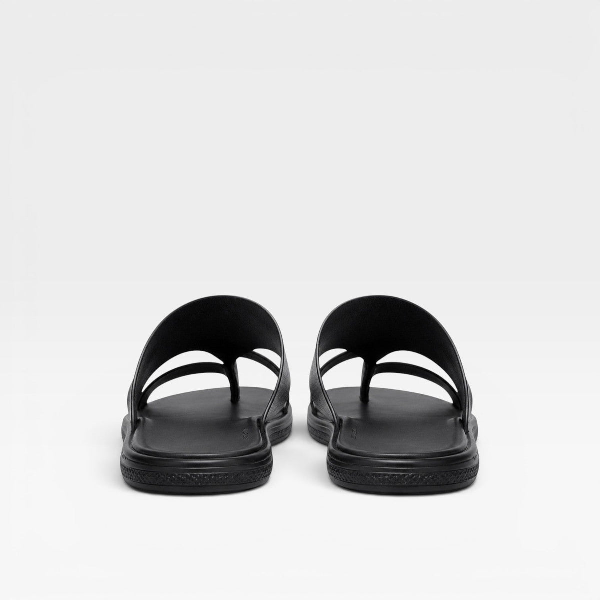 Sandales en cuir noires pour hommes de Danoir Paris, à enfiler avec boucle d’orteil, confort quotidien élégant, taille EU 38.