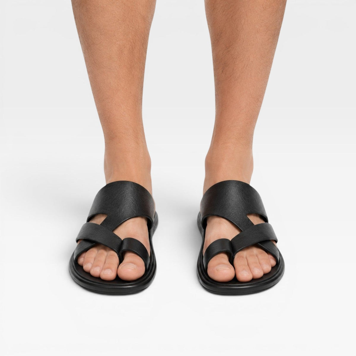 Sandales en cuir noires pour hommes Danoir Paris, faciles à enfiler, avec boucle d’orteil, confort quotidien élégant.