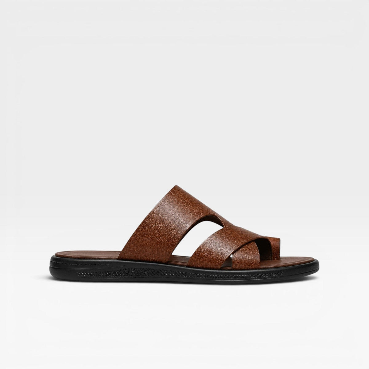 Sandales en cuir noires pour hommes de Danoir Paris, faciles à enfiler, avec boucle d'orteil, confort quotidien élégant.