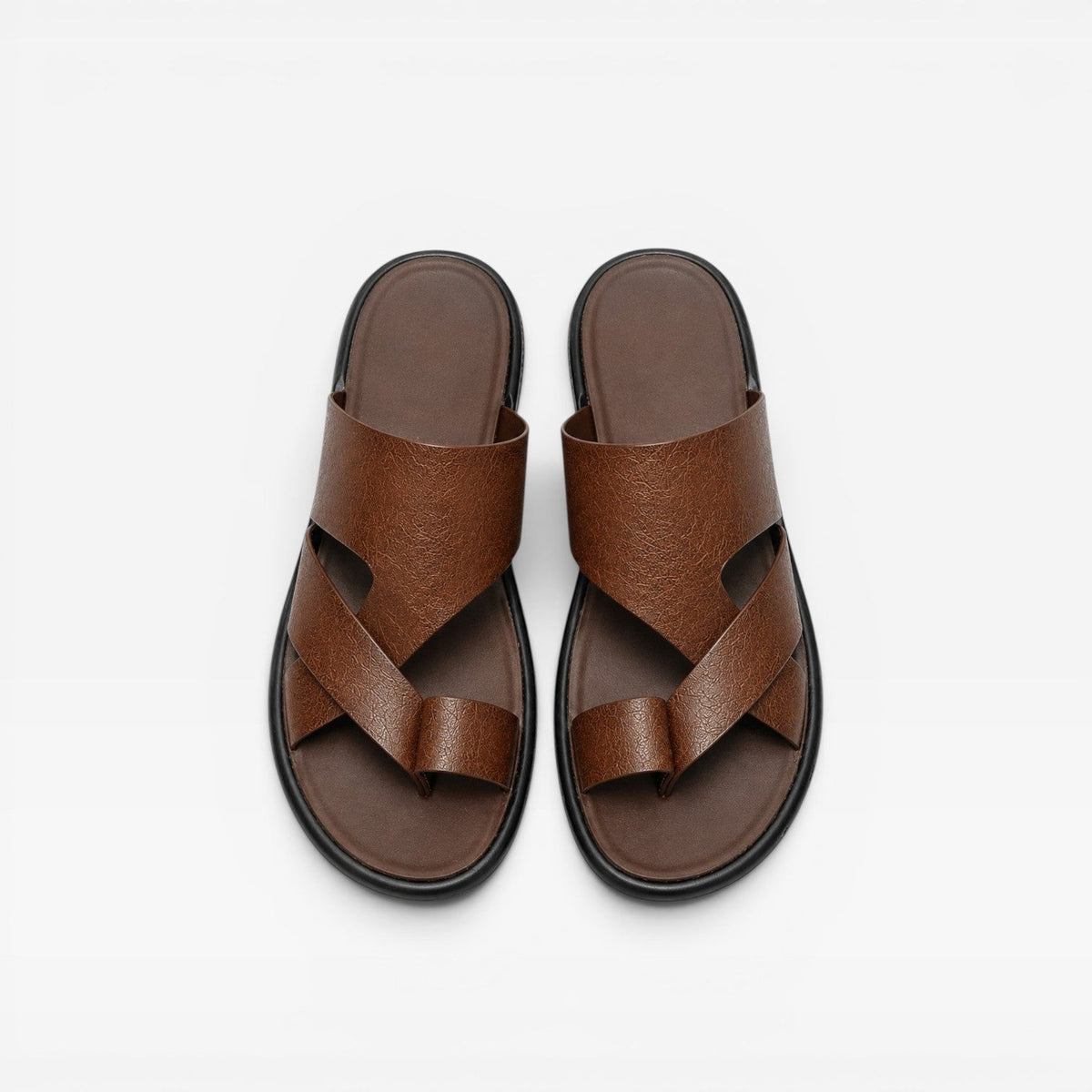 Sandales en cuir noires pour hommes de Danoir Paris, à enfiler, avec boucle d’orteil, confort quotidien élégant.