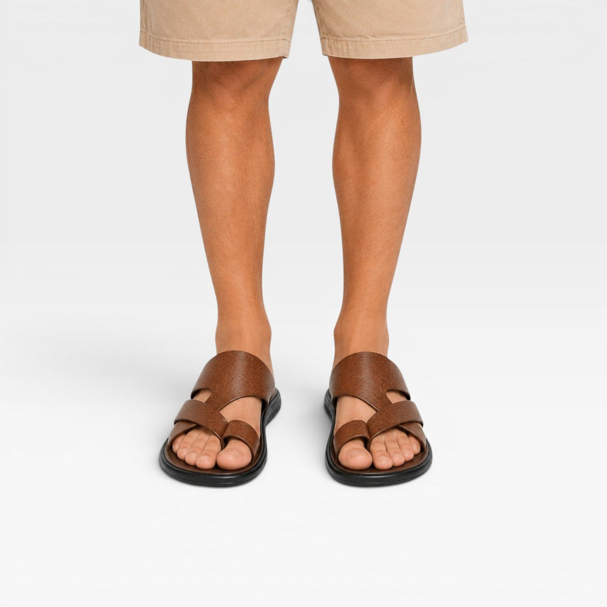 Sandales en cuir noires pour hommes de Danoir Paris, faciles à enfiler avec boucle d’orteil, confort quotidien et style élégant.