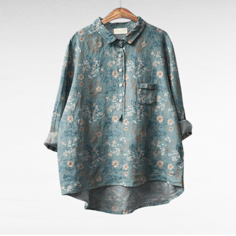 Blouse d'été en lin Danoir Paris, modèle Claire, élégante, légère avec détails floraux, portée sur mannequin blanc.