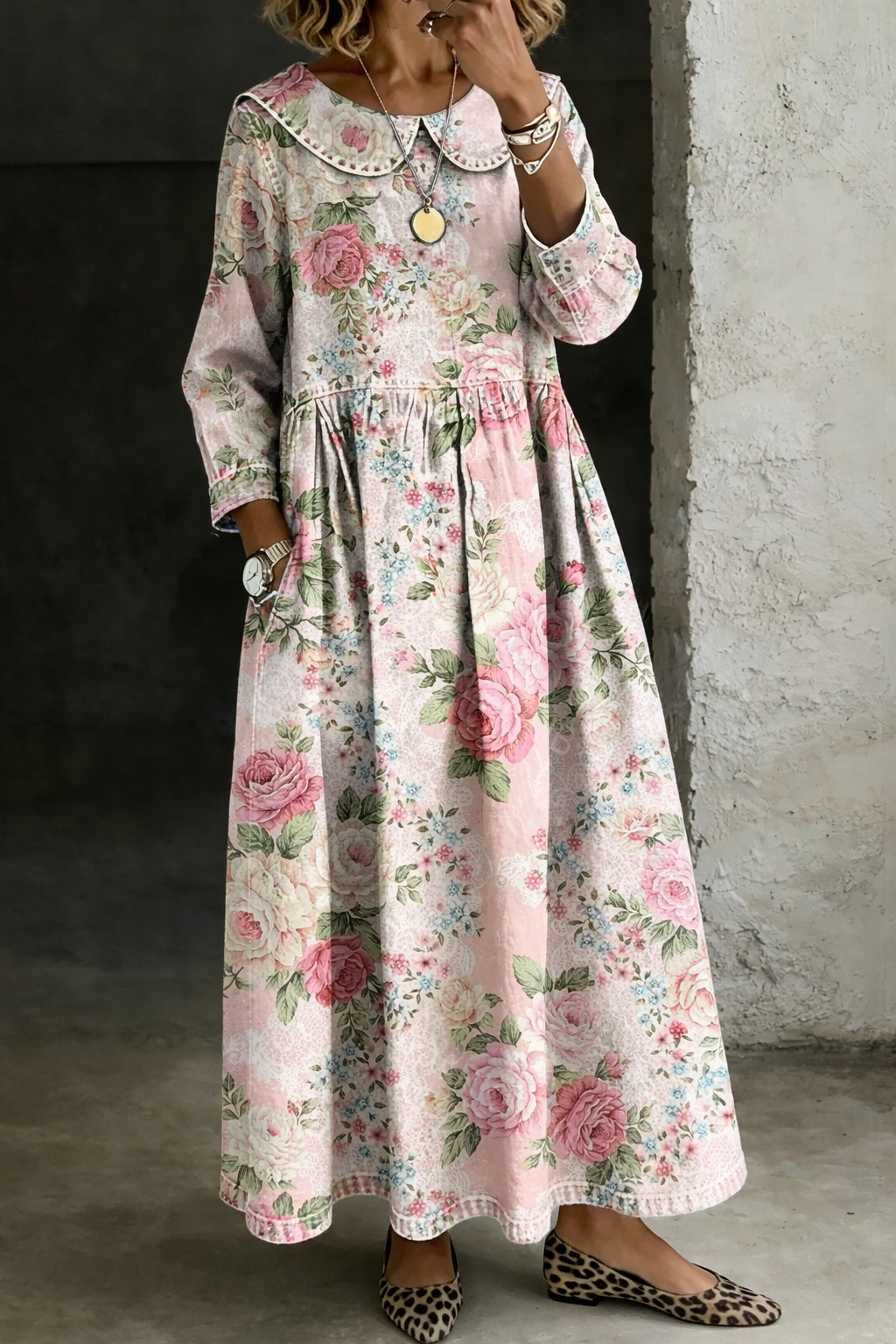 Robe en jean Brooklyn de Danoir Paris avec col floral, vêtement pour femme en denim, détails du col fleuri visibles.