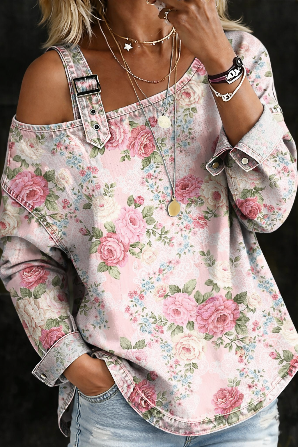 Robe en jean Brooklyn avec col floral de Danoir Paris, mannequin portant la robe avec motifs floraux et coupe décontractée.