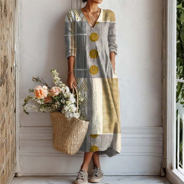 Robe bohémienne Emily™ de Danoir Paris avec motif floral léger et manches longues, portée dans un style décontracté et élégant.
