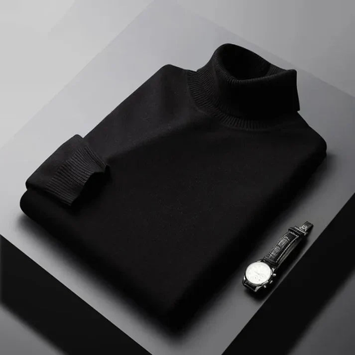 Pull à col roulé en cachemire Monte Carlo de Danoir Paris, mannequin portant un pull uni à manches longues pour homme.