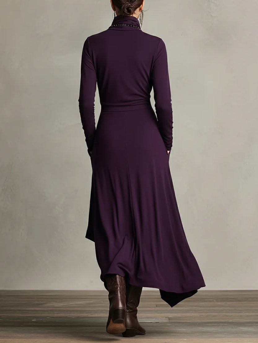 Robe maxi tunique asymétrique noire Patrizia par Danoir Paris portée, en tissu léger et fluide, avec coupe élégante.