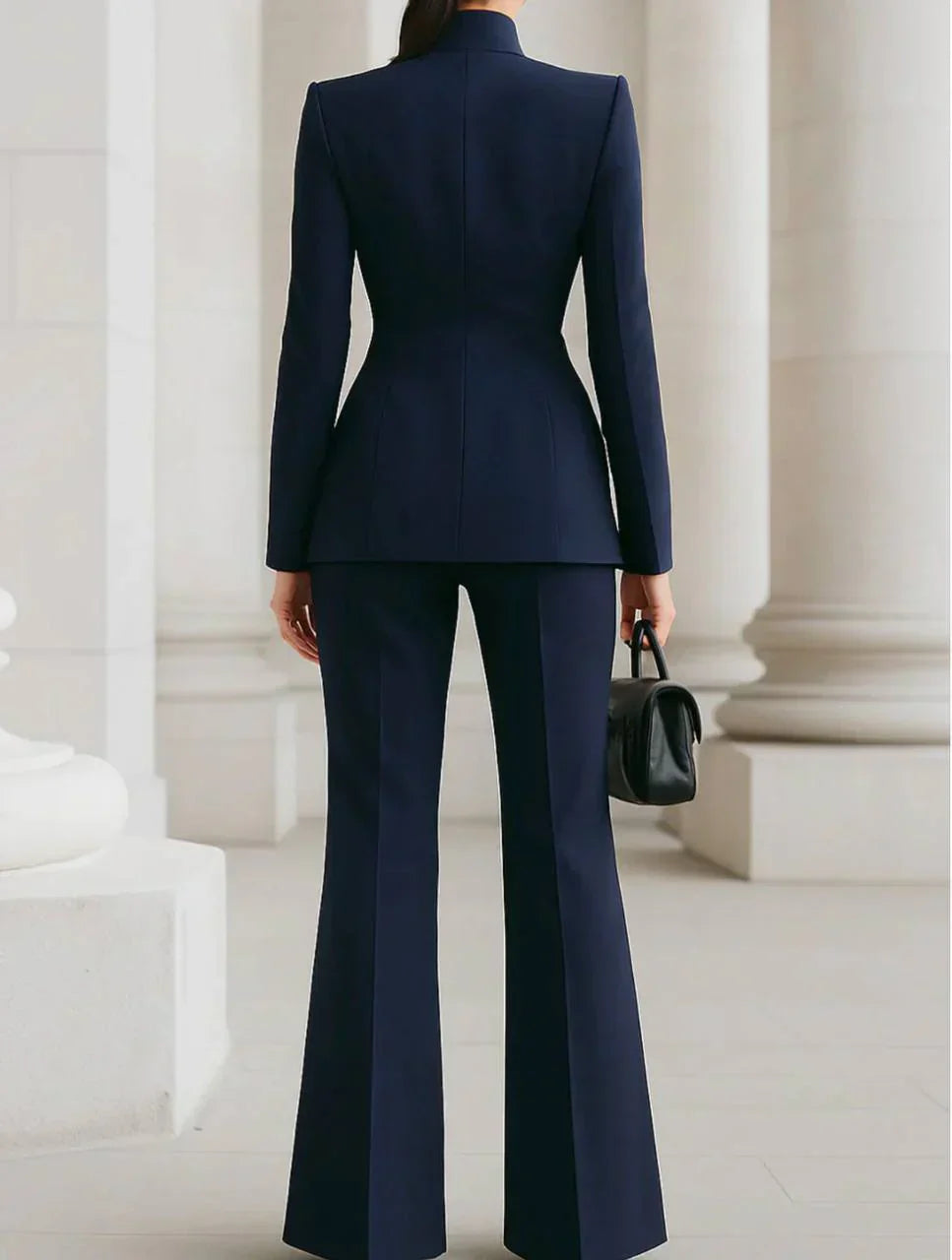 Blazer complet Danoir Paris et pantalons palazzo en tissu élégant, porté sur mannequin dans une image claire et sophistiquée.