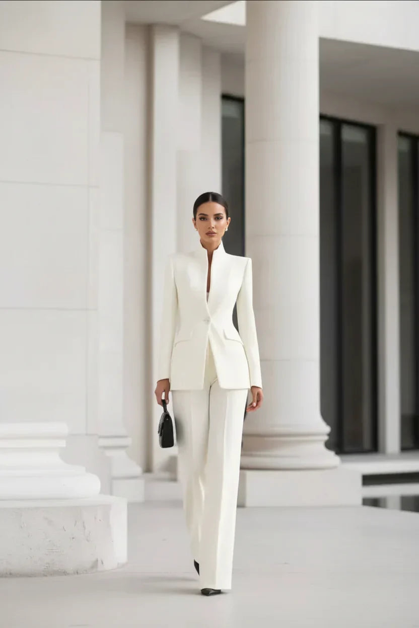 Blazer blanc et pantalons palazzo Danoir Paris porté dans un style décontracté, vue de face sur fond neutre.