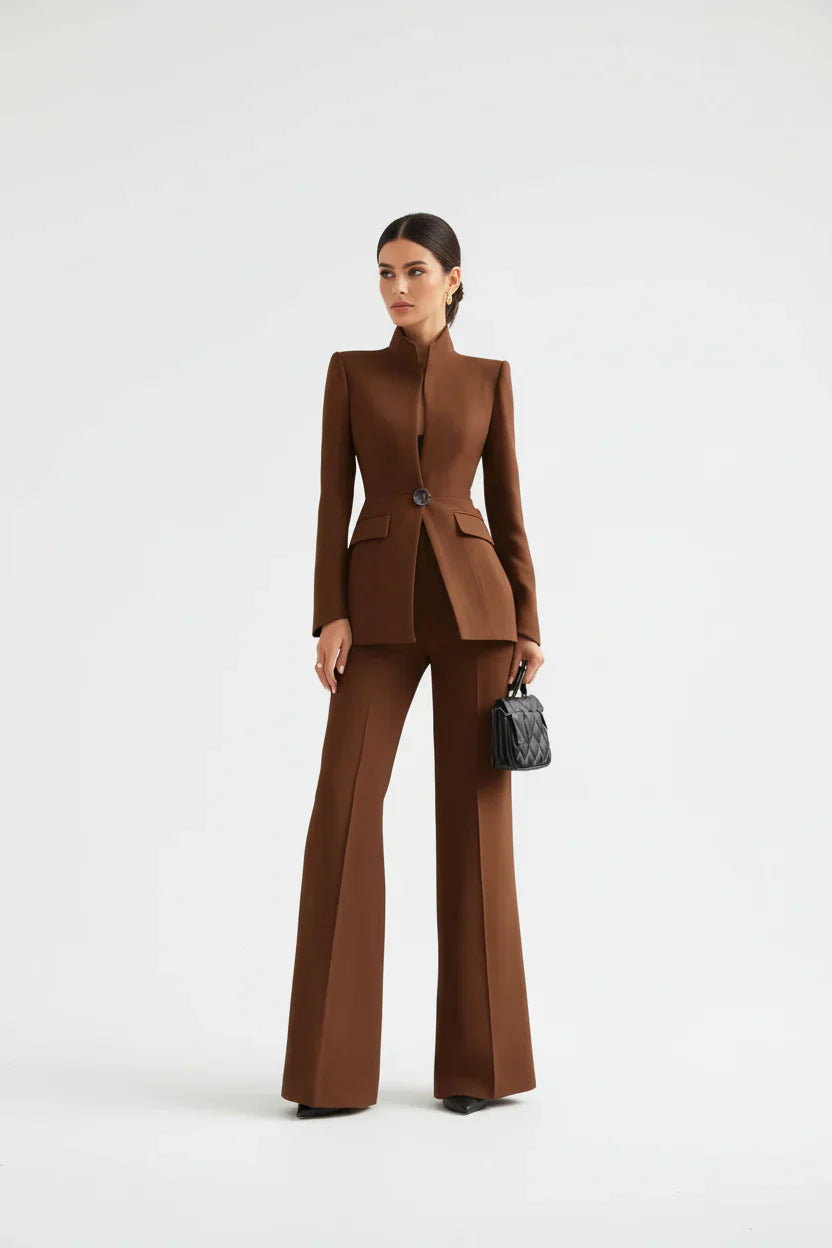 Blazer et pantalons palazzo marron de Danoir Paris, ensemble élégant pour femme, vue de l'étude.
